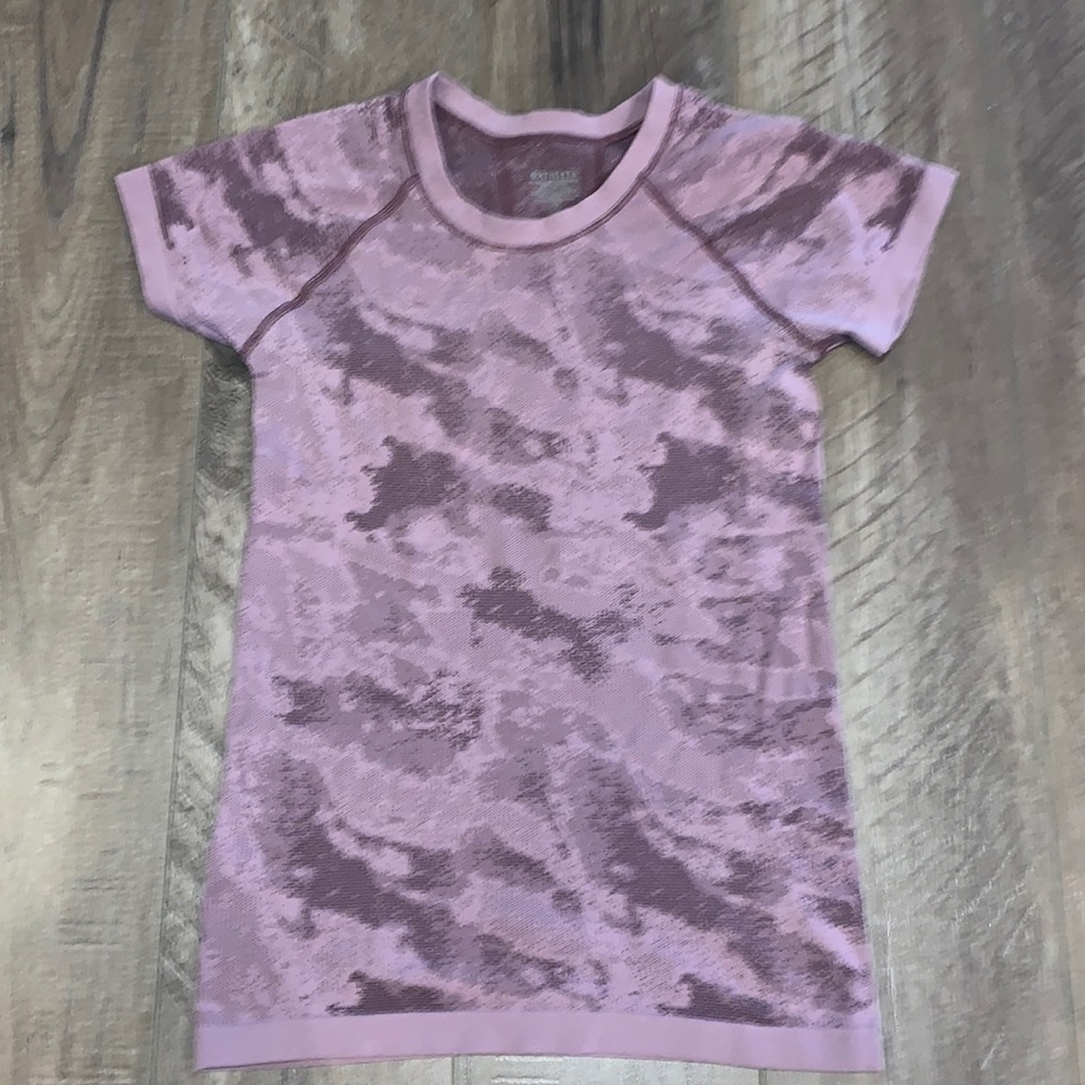 ATHLETA Momentum Camo Tee in Purple X-Small